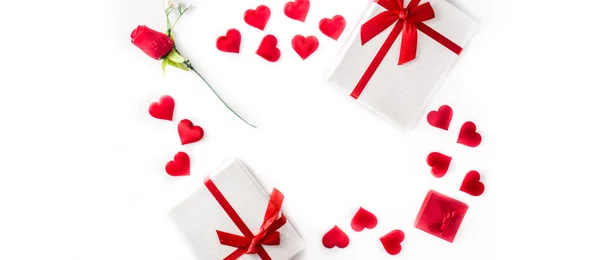 Valentinstag Hintergrund Mit Herz Geschenkschachteln Und Rose Auf Weißem Hintergrund — Stockfoto