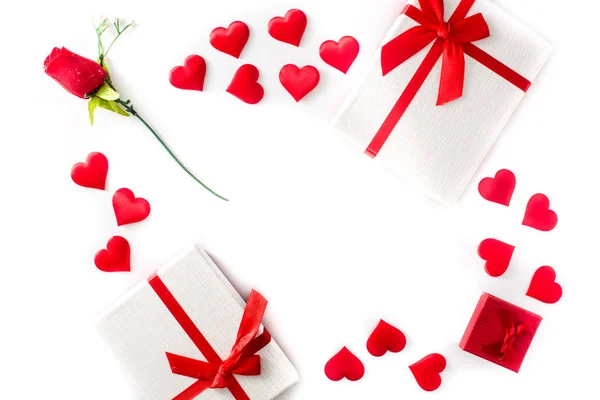 Sevgililer Günü Geçmişi Kalp Hediye Kutuları Beyaz Arka Planda Gül Telifsiz Stok Fotoğraflar
