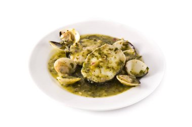 Yeşil soslu balık ve istiridye. Tipik İspanyol tarifi..