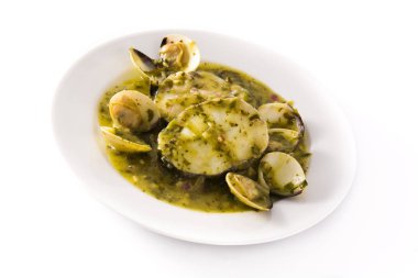 Yeşil soslu balık ve istiridye. Tipik İspanyol tarifi..