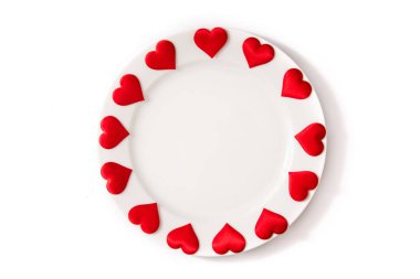 Beyaz arka planda kalplerle çevrili beyaz plaka