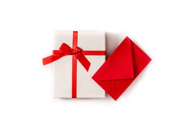 Hediye kutusu ve kırmızı kağıt zarf beyaz arka planda izole edilmiş.
