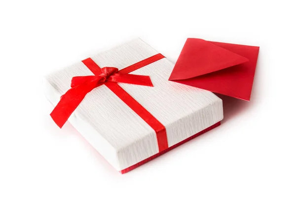 ギフトボックスと白い背景に隔離された赤い紙の封筒 — ストック写真