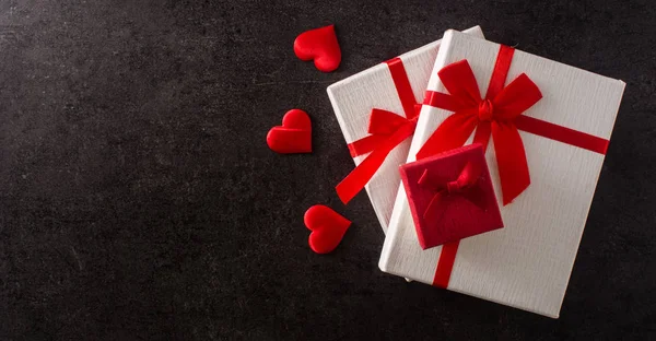 Geschenkkarton Und Roter Papierumschlag Mit Rotem Herz Auf Schwarzem Hintergrund — Stockfoto