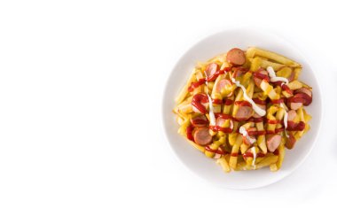 Tipik Latin Amerika Salchipapa. Kızarmış sosis, ketçap, hardal ve mayonez beyaz arka planda izole edilmiş. Üst Manzara. Boşluğu kopyala