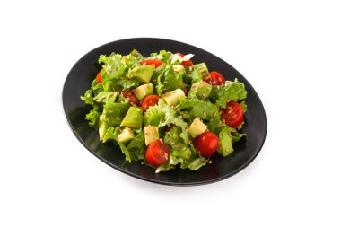 Beyaz arka planda, avokado, marul, domates ve keten tohumlu salata.. 