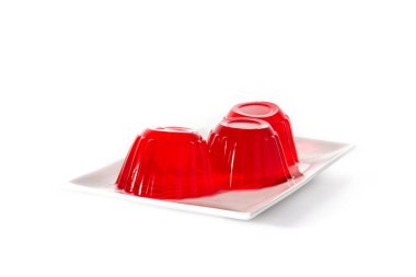 Beyaz arka planda izole edilmiş bir tabakta çilek jölesi. 