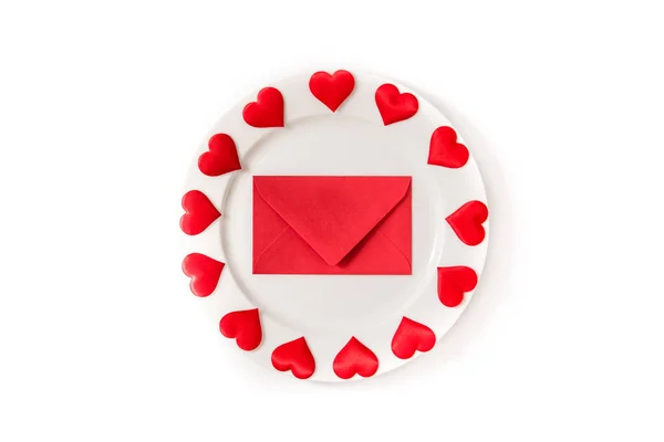 White Plate Surrounded Hearts Paper Envelope White Background — Stock Photo, Image