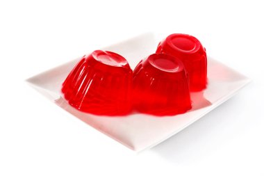 Beyaz arka planda izole edilmiş bir tabakta çilek jölesi