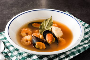 Beyaz tabakta Fransız Bouillabaisse çorbası.