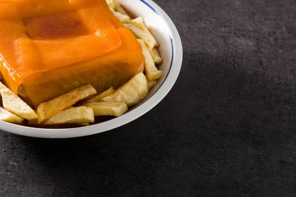 Tipico Panino Francesinha Portoghese Con Patatine Fritte Sfondo Nero Copia — Foto Stock