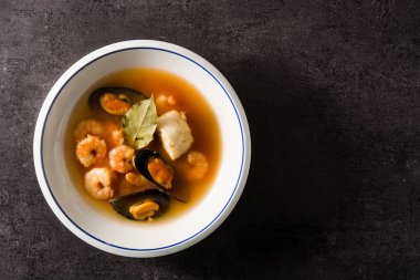 Fransız Bouillabaisse çorbası, beyaz tabakta, siyah arka planda. Üst Manzara. Boşluğu kopyala