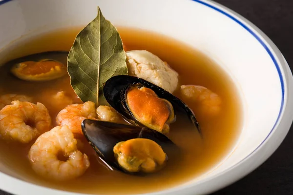 Sopa Bouillabaisse Francesa Plato Blanco Sobre Fondo Negro Cerca — Foto de Stock