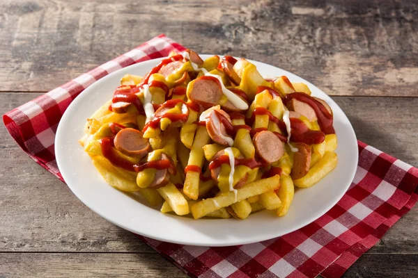 Típico América Latina Salchipapa Enchidos Com Batatas Fritas Ketchup Mostarda — Fotografia de Stock