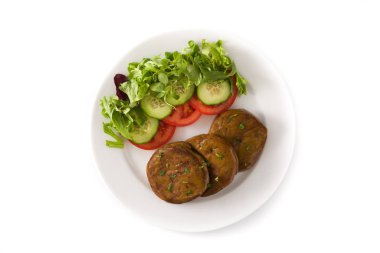 Seitan beyaz arka planda izole edilmiş sebzelerle. Sahte et. Süper manzara.