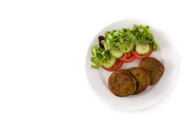 Seitan beyaz arka planda izole edilmiş sebzelerle. Sahte et. Uzayı kopyala. Üst görünüm