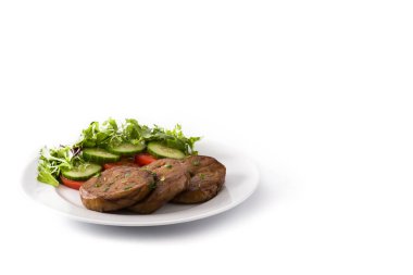 Seitan beyaz arka planda izole edilmiş sebzelerle. Sahte et. Uzayı kopyala