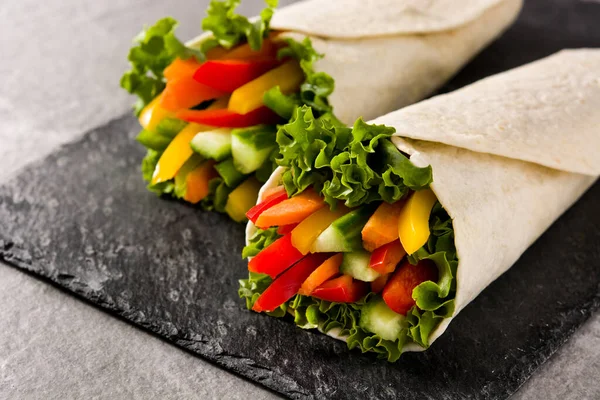 Tortilla Légumes Enveloppe Sur Fond Pierre Grise — Photo