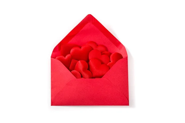 Beyaz Arka Planda Izole Edilmiş Kalpleri Olan Kırmızı Kağıt Zarf — Stok fotoğraf
