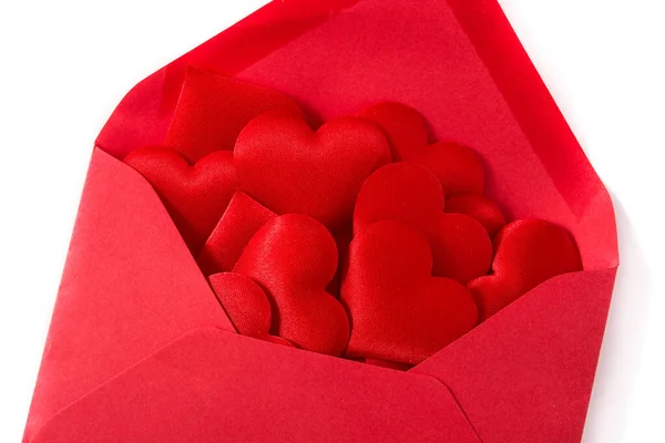 红纸信封 里面有心脏 白色背景隔离 情人节的概念 — 图库照片