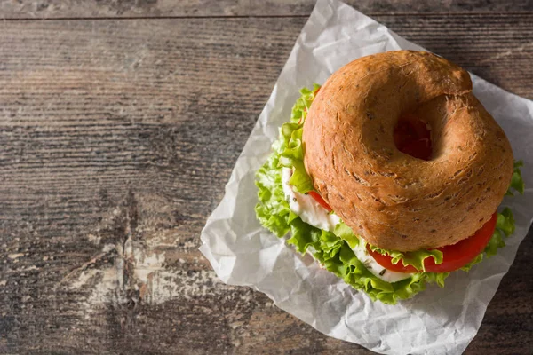 Sanduíche Bagel Legumes Com Tomate Alface Queijo Mussarela Mesa Madeira — Fotografia de Stock