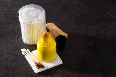 Şişede iyot ve siyah arka planda gazlı bez. Boşluğu kopyala.