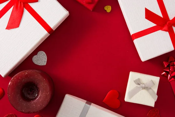 Cajas Regalo Sobre Papel Rojo Corazones Rojos Sobre Fondo Rojo — Foto de Stock