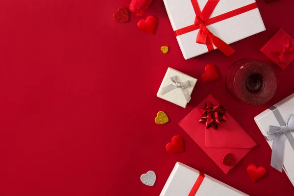 Scatole Regalo Busta Carta Rossa Cuori Rossi Sfondo Rosso — Foto Stock