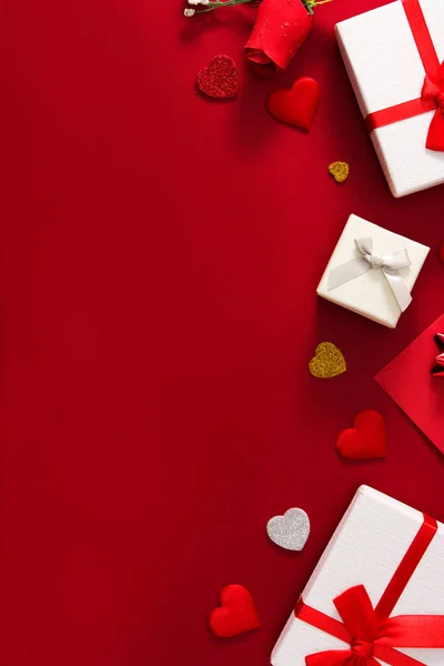 Geschenkboxen Roter Papierumschlag Und Rote Herzen Auf Rotem Hintergrund — Stockfoto