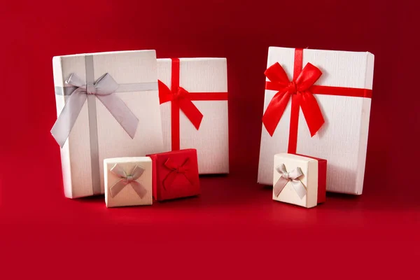 White Red Gift Boxes Red Background — ストック写真