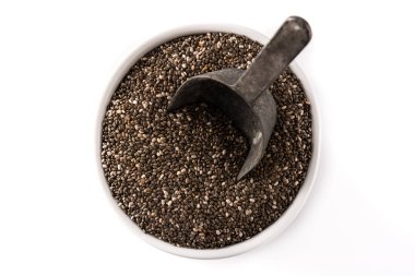 Beyaz arka planda izole edilmiş bir kasede Chia tohumları. Üst görünüm