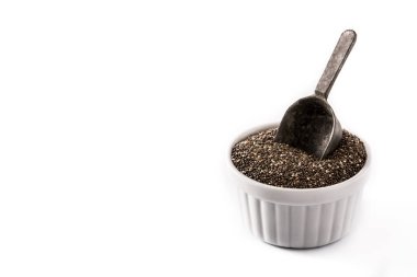 Beyaz arka planda izole edilmiş bir kasede Chia tohumları. Boşluğu kopyala