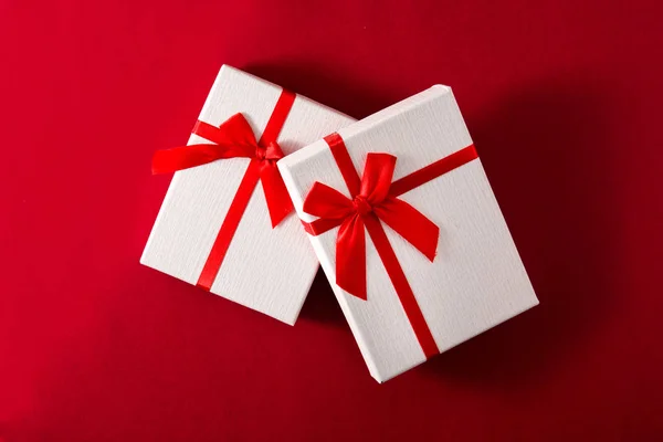 Diverse Witte Geschenkdozen Rode Achtergrond Bovenaanzicht — Stockfoto