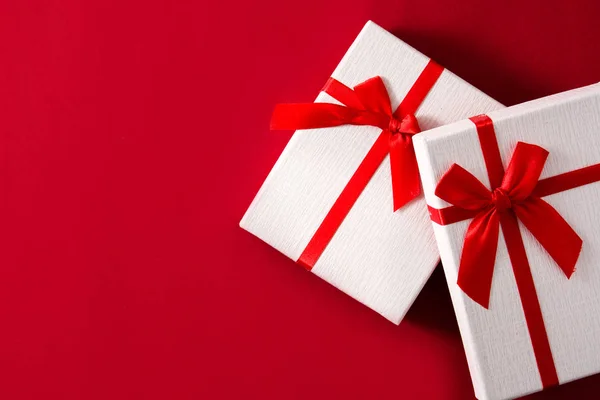 Diverse Witte Geschenkdozen Rode Achtergrond Bovenaanzicht Kopieerruimte — Stockfoto
