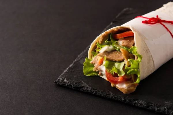 Sandwich Doner Kebab Shawarma Sobre Fondo Pizarra Negra Copiar Espacio —  Fotos de Stock