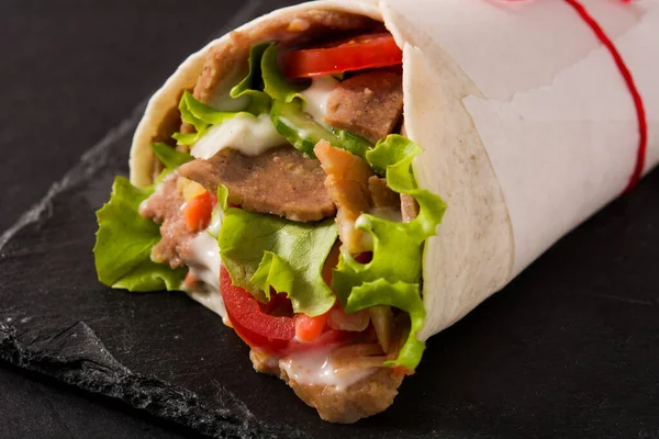Sandwich Doner Kebab Shawarma Sobre Fondo Pizarra Negra Cerca —  Fotos de Stock
