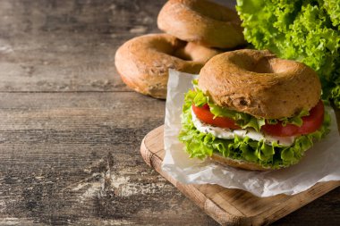 Sebzeli sandviç, domates, marul ve ahşap masada mozzarella peyniri. Boşluğu kopyala