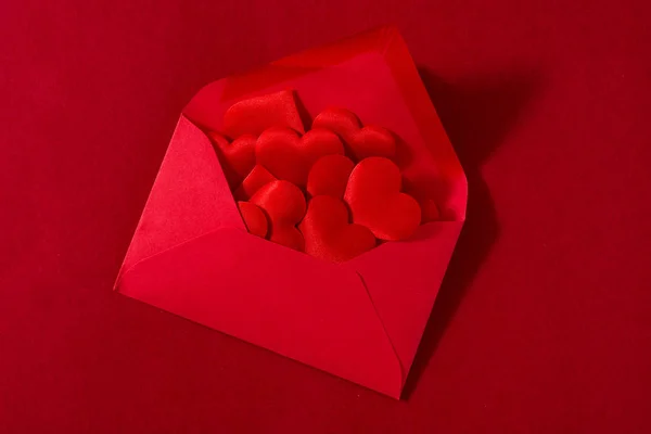 赤い背景にハートの入った赤い紙の封筒 バレンタインデーのコンセプト — ストック写真