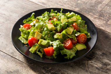 Avokado, marul, domates ve keten tohumlu salata.