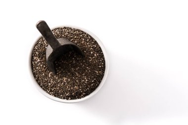 Beyaz arka planda izole edilmiş bir kasede Chia tohumları. Üst Manzara. Boşluğu kopyala