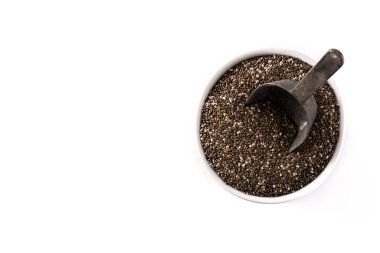 Beyaz arka planda izole edilmiş bir kasede Chia tohumları. Üst Manzara. Boşluğu kopyala