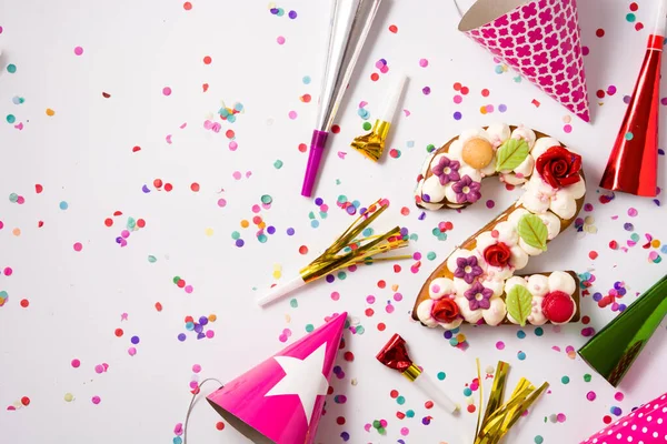 Pastel Número Dos Decorado Con Flores Macarrones Confeti Aislados Sobre —  Fotos de Stock