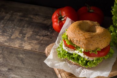 Sebzeli sandviç, domates, marul ve ahşap masada mozzarella peyniri. Boşluğu kopyala