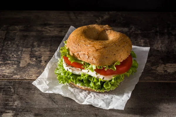 Sandwich Rosquilla Vegetal Con Tomate Lechuga Queso Mozzarella Sobre Mesa —  Fotos de Stock