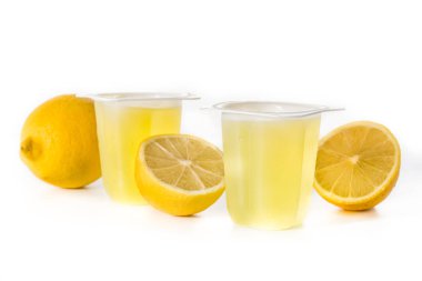Beyaz arka planda izole edilmiş plastik bir fincanda limon jölesi. 