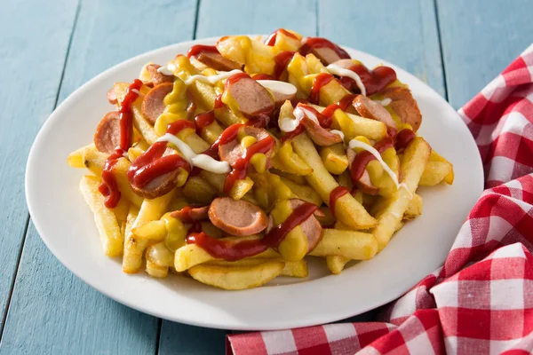 Típico América Latina Salchipapa Enchidos Com Batatas Fritas Ketchup Maionese — Fotografia de Stock