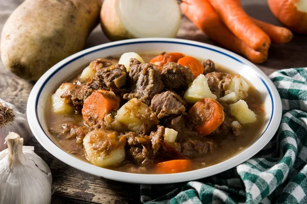 Irish Beef Stew Carrots Potatoes Wooden Table — Stock Photo, Image