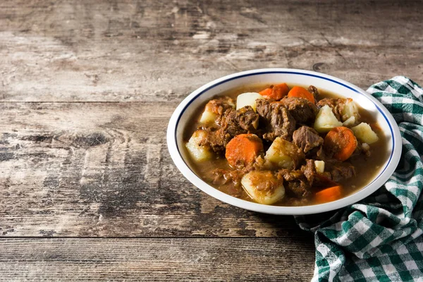 Iers Rundvlees Stoofpot Met Wortels Aardappelen Houten Tafel Kopieerruimte — Stockfoto