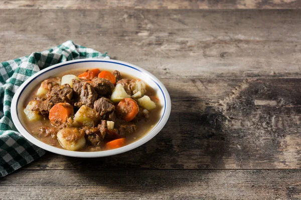 Irish Beef Stew Carrots Potatoes Wooden Table Copy Space — Stock Photo, Image