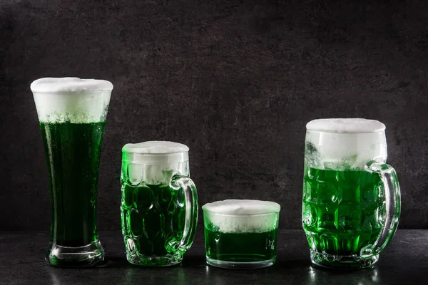 Tradycyjne Zielone Piwo Patrick Day Czarnym Tle — Zdjęcie stockowe